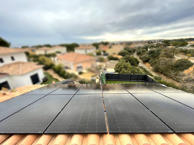 POSE DE PANNEAUX PHOTOVOLTAÏQUES D'UNE PUISSANCE DE 4.5KW A BOUZIGUES ENTRE BALARUC ET MEZE DANS L'HERAULT 