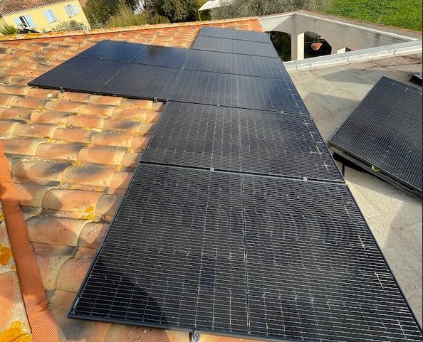 INSTALLATION DE PANNEAUX PHOTOVOLTAÏQUES SUR LE VILLAGE DE GALLARGUES LE MONTUEUX BATIMENT DE FRANCE ENTRE NIMES ET MONTPELLIER
