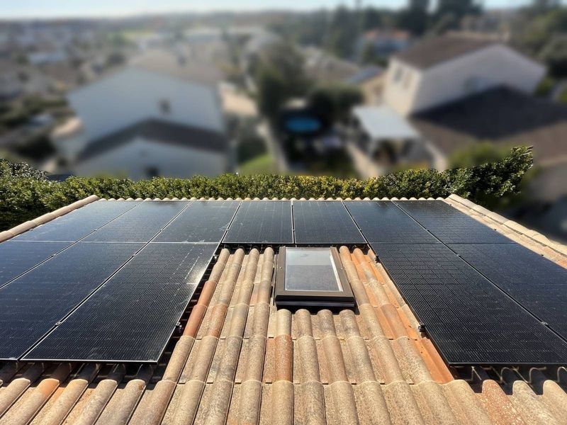 POSE DE PANNEAUX PHOTOVOLTAÏQUES SUR LA COMMUNE DE VENDARGUES, MONTPELLIER, HERAULT, OCCITANIE